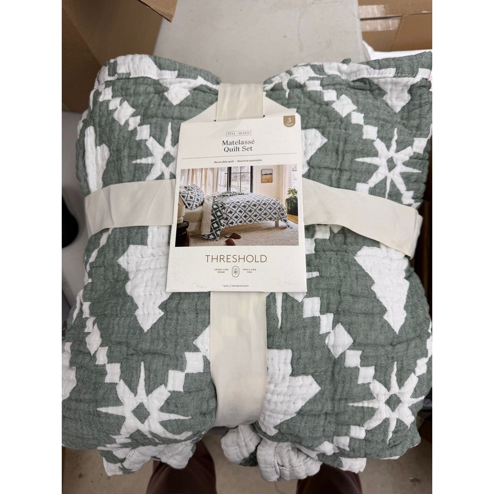 #160 Threshold Full Queen 3 Piece Matelasse Quilt Set Green White Reversible